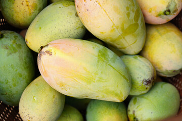Ripe mangoes in baskets are fragrant and sweet.