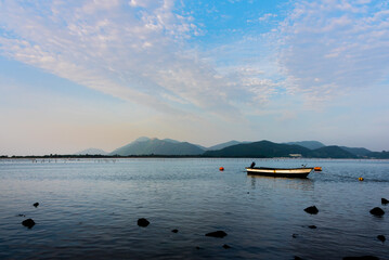 Naklejka premium 부산의 어느 마을에서 본 고요한 아침 바다