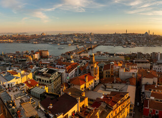 Obraz premium Sunset over the Istanbul landscape. Galata Bridge.