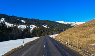 Naklejka premium Route 11 zwischen L’Etivaz und Château-d'Oex im Kanton Waadt, Schweiz