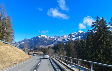 Route 11 bei Saanenmöser und Zweisimmen im Obersimmental-Saanen (Kanton Bern, Schweiz)