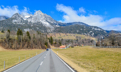 Fototapeta na wymiar Route 11 in Reidenbach-Boltigen, Obersimmental (Kanton Bern, Schweiz)