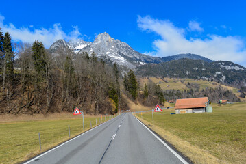 Route 11 in Reidenbach-Boltigen, Obersimmental (Kanton Bern, Schweiz)