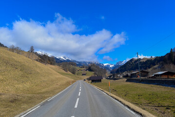 Route 11 in Richtung Boltigen, Obersimmental (Kanton Bern, Schweiz)