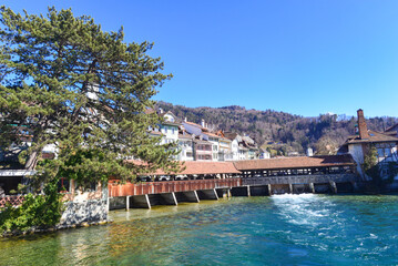 Gedeckte Aareschleuse in der Altstadt von Thun, Kanton Bern, Schweiz