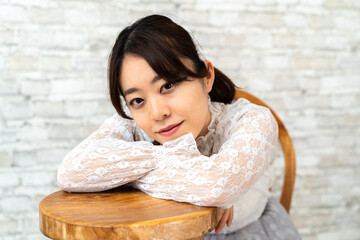 自宅でくつろぐ女性