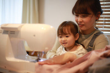ミシンを使う親子