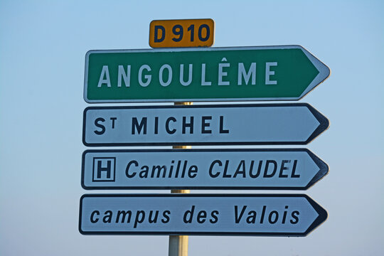 Flèches de directions D21b : vert pour les grandes villes, blanc pour les directions locales. Angoulême, Saint-Michel, hôpital Camille-Claudel,  campus des Valois, Charente, Nouvelle-Aquitaine.