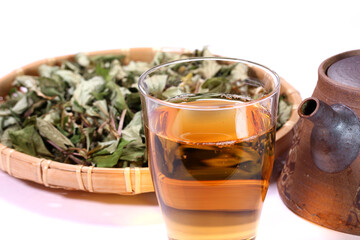 ドクダミ茶と乾燥したドクダミの葉