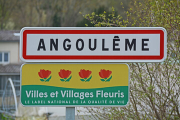 Panneaux entrée de la ville d'Angoulême et Villes et villages fleuris.