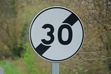 Panneaux annonçant la fin d'un  limite de vitesse à 30 kmh.
