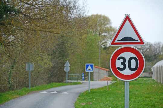 Panneaux annon&ccedil;ant un ralentisseur et limitant la vitesse &agrave; 30 kmh.