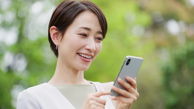 スマートフォンを操作する若いビジネスウーマン