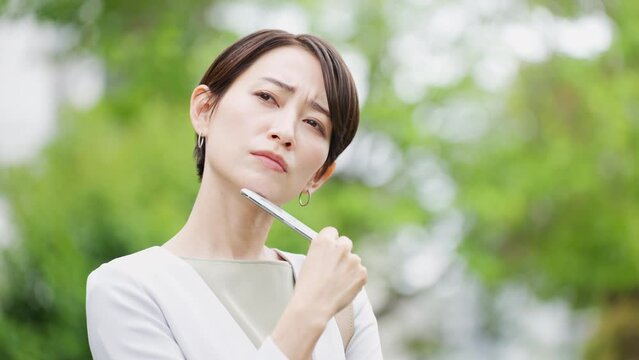 スマートフォンを操作する若いビジネスウーマン