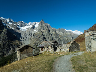 Fototapeta na wymiar Ruined old stone house in the mountains. the Pennine Alps, Valle d'Ao