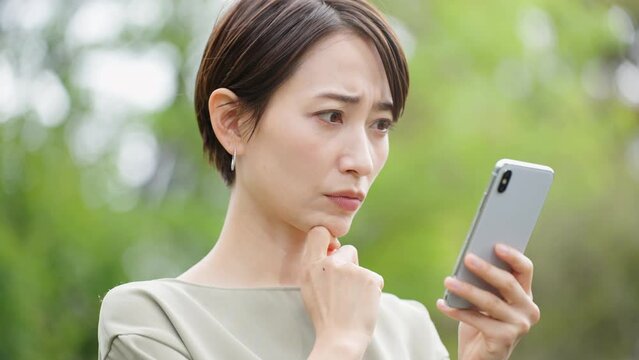 スマートフォンを操作する若い女性