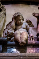 Weinende Putte in der Kathedrale Notre Dame d’Amiens (Amiens, Frankreich)