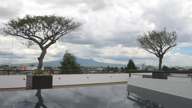 Timelapse cielo cholula Citlaltepetl y arboles 1