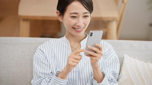 スマートフォンを操作する若い女性
