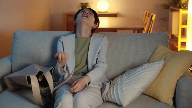 仕事から帰ってきた若い女性