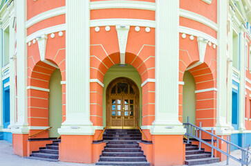 Fototapeta premium The entrance to an old mansion with columns.