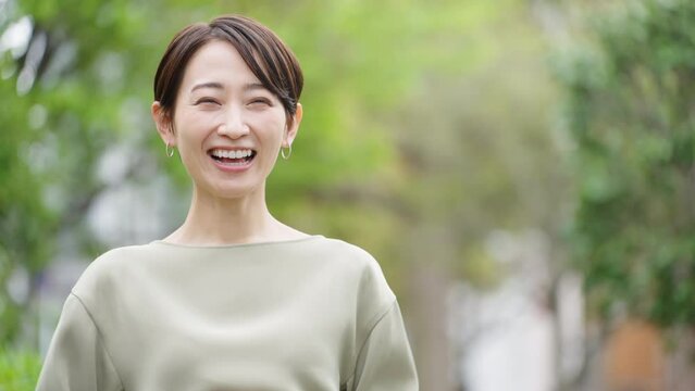 笑顔の若い女性