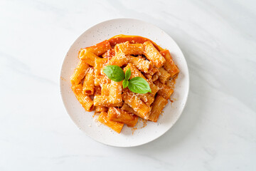 Rigatoni pasta with tomato sauce and cheese