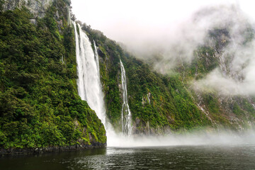 Cascade et brume en Nouvelle Zélande 