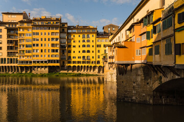 Fototapeta na wymiar view of Ponte Vecchio and buildings with reflection on the Arno river 