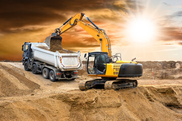 Bagger arbeitet auf einer Baustelle