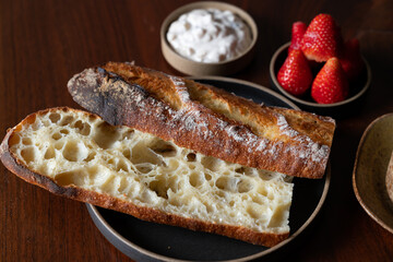 気泡のたくさん入ったフランスパン