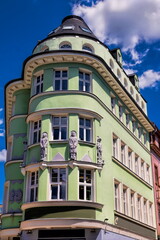 liberec, tschechien - altes haus mit runderker und statuen
