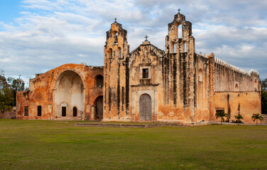 Exterior view of the historical Church and Convent of San Miguel Arcangel in Maní, in the central region of the Yucatan Peninsula, in the Mexican state of Yucatán, Mexico. It was built in 1549.