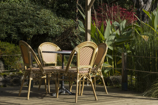 Salon de jardin en bois et rotin sur une terrasse	
