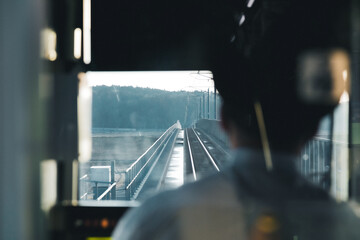 車窓から見える線路と運転手