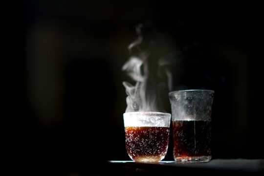 Caf&eacute; chaud avec la vapeur dans un verre de souffleur de verre