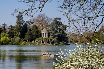 Naklejka premium Temple de l'Amour, lac Daumesnil, bois de Vincennes. Paysage romantique. Paris.