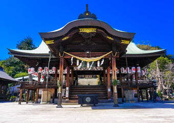 Fototapeta premium 高松の氏神とされる石清尾八幡宮の下拝殿（香川県高松市宮脇町）