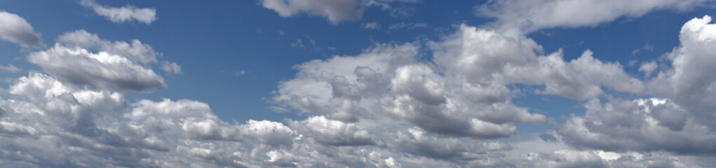 Obraz premium Natural daylight and white clouds on blue sky