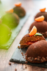 Schokoladen Erdbeeren Mousse Törtchen im Anschnitt