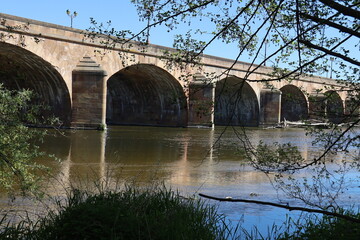 Fototapeta na wymiar Le pont Régemortes sur la rivière Allier, ville de Moulins, département de l'Allier, France