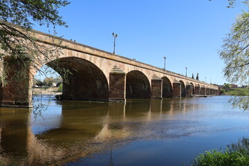 Le pont Régemortes sur la rivière Allier, ville de Moulins, département de l'Allier, France
