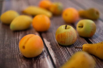 Marzipan Obst auf Holztisch Apfel, Aprikose, Pfirsich