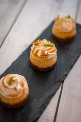 Mini Zitronen Cheesecake mit Baiser Petit Four