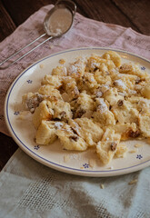 Kaiserschmarren auf Kuchenplatte mit Servietten auf dem Tisch