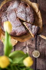 Aprikosenkuchen mit Puderzucker im Anschnitt