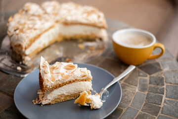 Zitronen Baiser Sahne Torte auf dem Garten Tisch