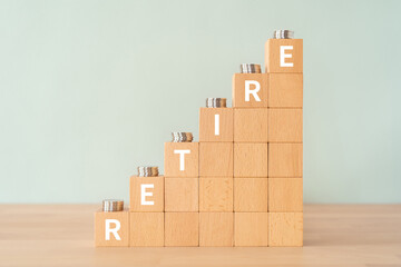 退職・引退のイメージ｜「RETIRE」と書かれた積み木とコイン - obrazy, fototapety, plakaty