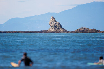 湘南の烏帽子岩とサーファー