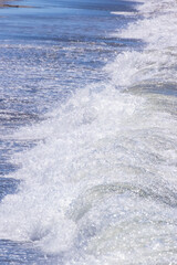 ビーチに打ち付ける波の様子